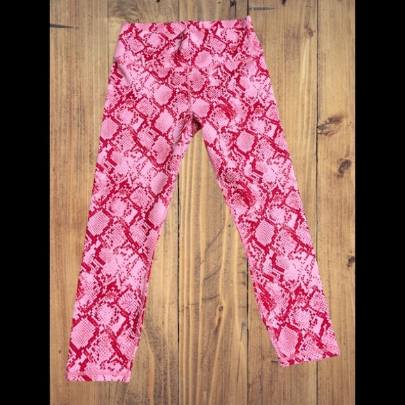 Women’s Fabletics PowerHold crop leggings pink red snakeskin capri size … - Picture 1 of 8